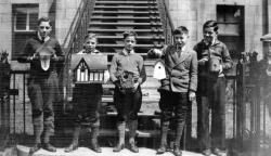 Participants du concours de maisonnettes d'oiseaux du Cercle Sainte-Brigide, 1940